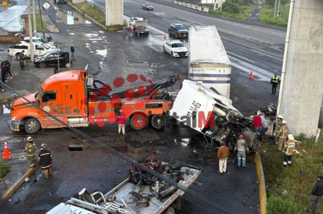 Tráiler pierde el control y se estrella contra base del Tren Interurbano en la México