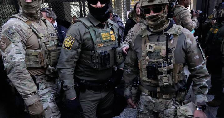 Acusan a candidata demócrata al Congreso por su participación en protestas contra el ICE