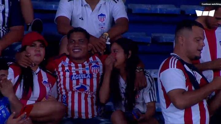Hombre en Colombia es captado por kiss cam y sorprende al estadio al besar a dos mujeres