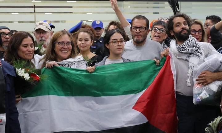 Los seis mexicanos de la flotilla detenidos por Israel aterrizan en Ciudad de México