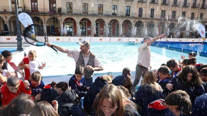 Pesca para niños en la plaza Mayor de León: así es la piscina gigante instalada en el casco histórico