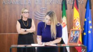 Los extremeños ya pueden dejar sus condolencias a Fernández Vara, que recibe una medalla póstuma del Gobierno