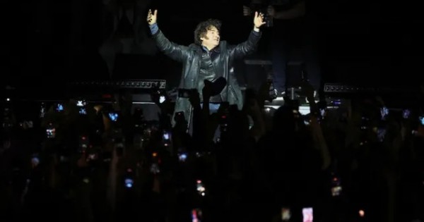 En medio del escándalo de Espert, Milei cantó con una banda y le agradeció "a Karina, a Santiago Caputo y a Las Fuerzas del Cielo"