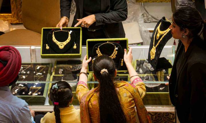 Gold falls Rs 1,000 to Rs 1,23,400/10g on Fed's cautious tone, US