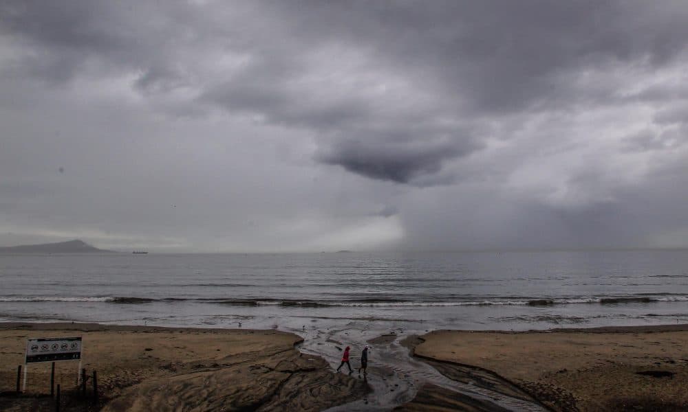 México prevé que la tormenta Raymond toque tierra como depresión tropical
