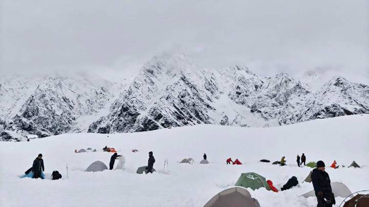 Rescatan a cientos de excursionistas en el Everest tras feroz tormenta que los sorprendió en la mejor época para escalar