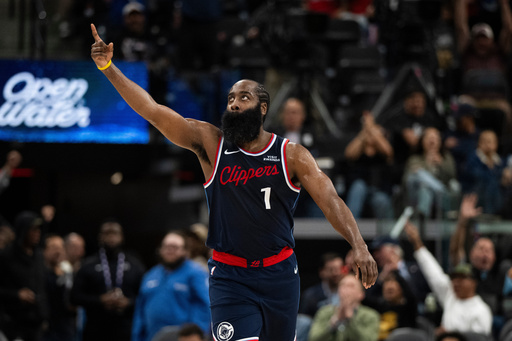 Harden anota 30 puntos y Clippers aplastan a Suns por 129