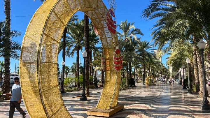 Octubre, calor y un "selfie" en los adornos de Navidad de la Explanada de Alicante