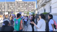 Trabajadores del Hospital San Martín marcharon a Casa de Gobierno por suba de salarios