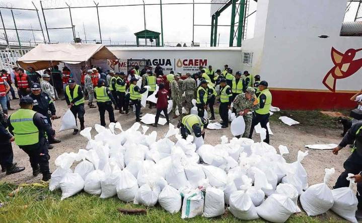Trabajan para contener el desbordamiento de río en Lerma