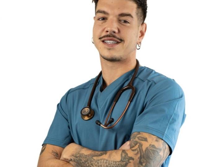 Adrián Conde, veterinario experto: “Si tu perro te pide comida cuando estás en la mesa y quieres que cambie, aprovecha para darle su ración de comida o un masticable”