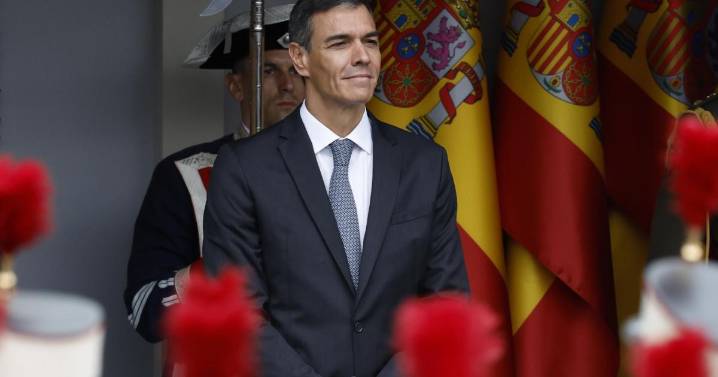 Pedro Sánchez, abucheado en el desfile de la Fiesta Nacional, expresa su orgullo por España