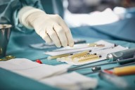 Es crítico el estado de salud de una mujer que se practicó cirugía estética en una vivienda