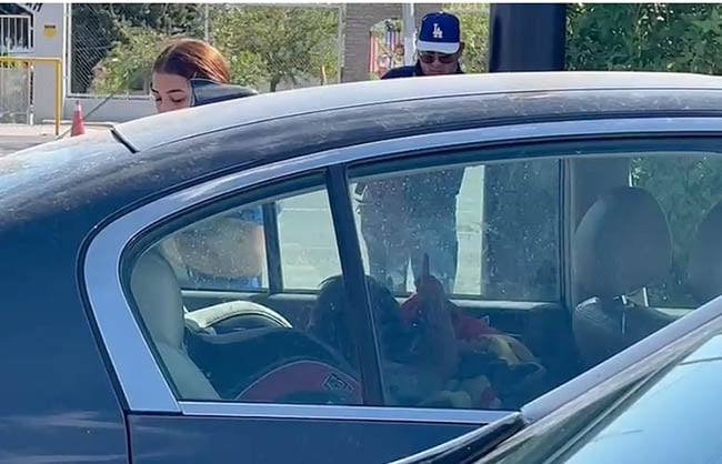 Rescatan a 2 bebés de auto frente a escuela