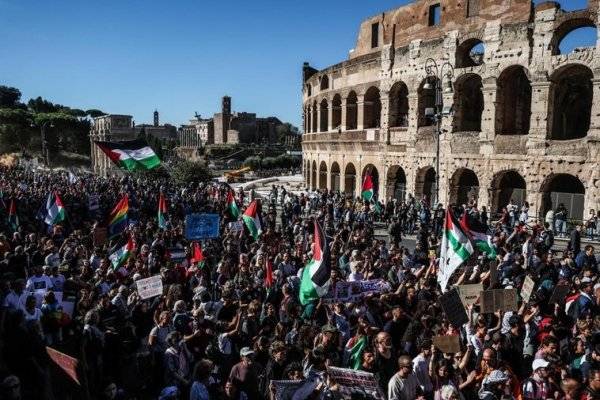 Profanación de la estatua de Juan Pablo II y vandalismo antisemita en las protestas a favor de Palestina y contra Meloni en Roma