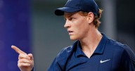 Sinner arrasa a Tsitsipas y va por Djokovic en Arabia