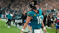 Lawrence convierte tropiezo en touchdown épico para Jaguars ante Chiefs