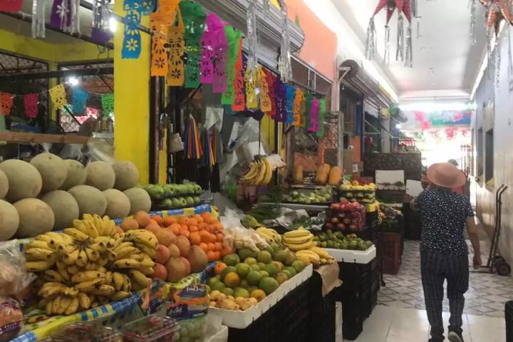 Enfrentan temporada baja más de 120 comerciantes del Mercadito Andrés Quintana Roo, 15 locales han cerrado en el último año