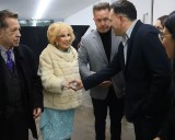 Con la presencia de Mirtha Legrad, el artista misionero Andrés Paredes presentó sus obras en un evento solidario