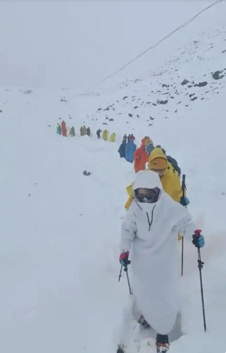 Video: más de 1.000 excursionistas quedaron varados en el Everest por una tormenta de nieve