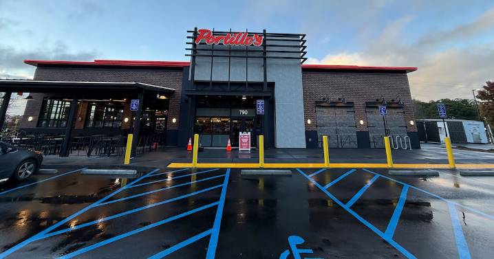 Chicago-style hot dog chain Portillo’s plans grand opening in Kennesaw