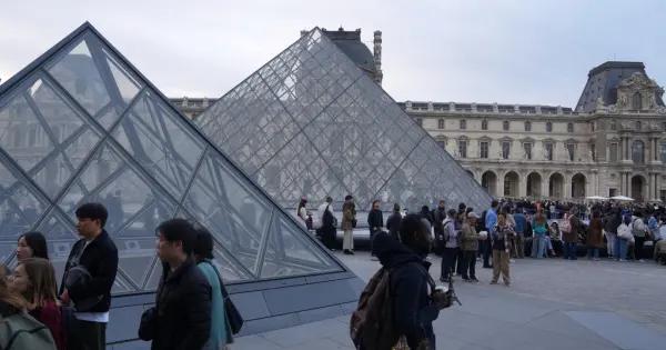 Directora del Louvre reconoce fracaso por robo de joyas de la Corona