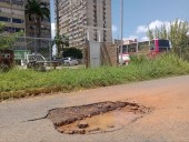 Huecos en la carrera Milán de Alta Vista Sur deterioran vía...