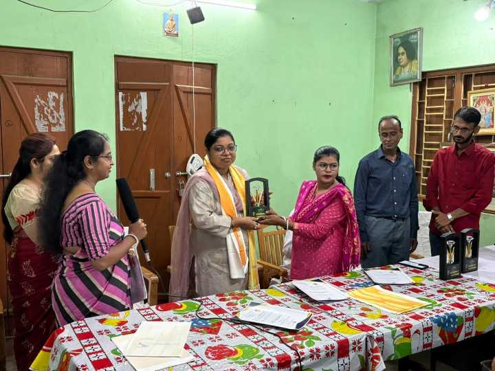 Advocate Madhumita Choudhury felicitated with ‘Para Shakti