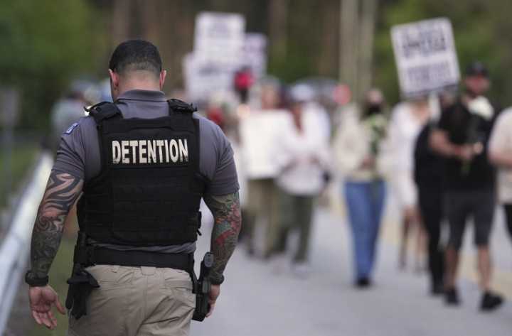 Inmigración Estados Unidos está contratando a docenas de trabajadores de la salud a medida que aumentan las demandas