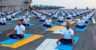 India exhíbe su poderío militar con una sesión de yoga en portaviones