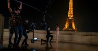 ¿Paris vuelve a ser la ciudad del amor? Las series y películas de plataforma dicen que sí