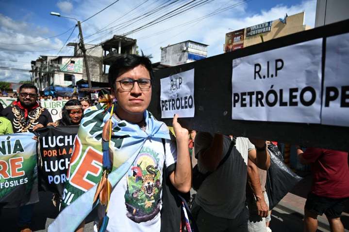 La Flotilla Amazónica Yaku Mama navega 3.000 kilómetros hacia la COP30 para exigir justicia climática y el fin de los combustibles fósiles