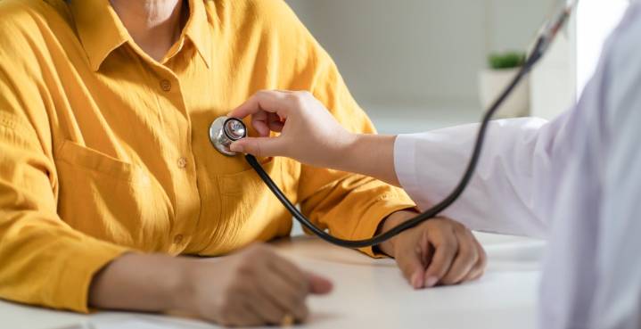 Infecciones virales como una gripe pueden aumentar el riesgo de un ataque cardíaco o derrame cerebral