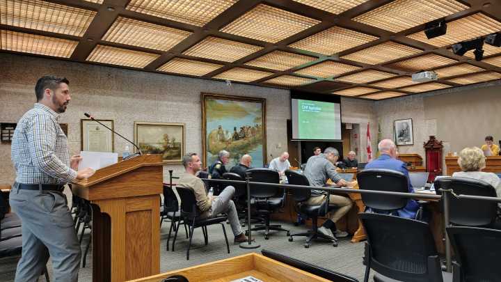 Committee supports federal funding plan, recommends zoning change tied to housing rules