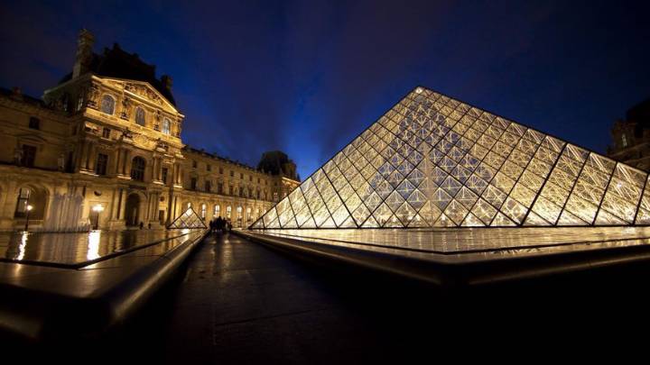 El 'modus operandi' de los delincuentes para asaltar el Louvre en solo siete minutos: un soplete, un walkie