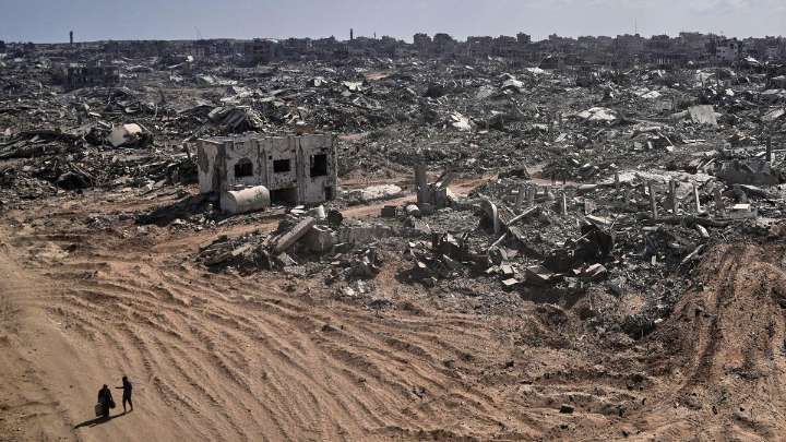 La lenta entrega de los cuerpos de rehenes israelíes por parte de Hamás hace tambalear el alto el fuego en Gaza