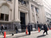 Con un canje de bonos, Caputo le dio más poder de fuego al Banco Central para mantener el dólar bajo control