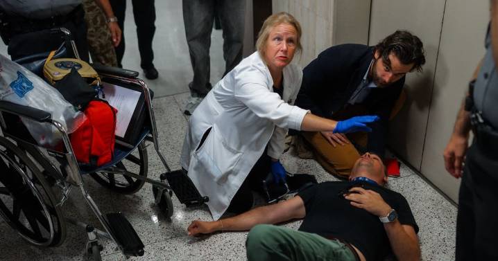 Agentes federales empujan a periodistas en tribunal de Nueva York; uno resulta hospitalizado
