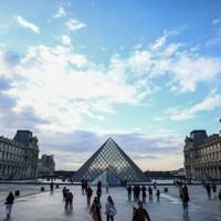 Chainsaw-wielding robbers flee Louvre with jewellery