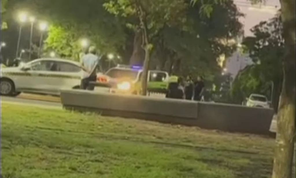 Pelearon, terminaron internados y sus familiares siguieron con la bronca en la plaza Belgrano