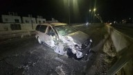 Abandona camioneta después de destrozarla