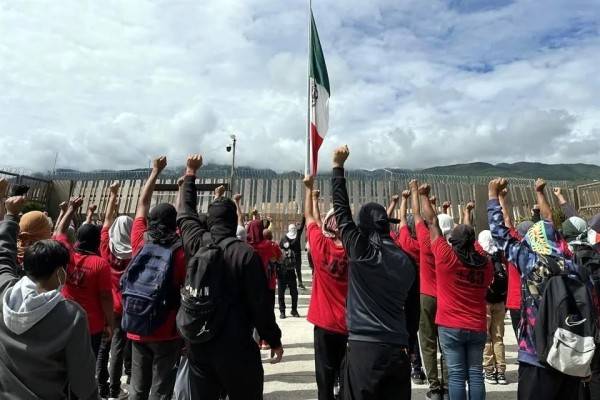 Exigen plazas normalistas de Ayotzinapa