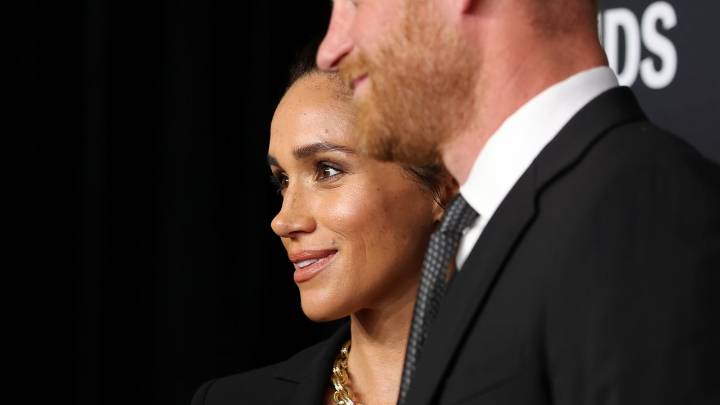 Blazer escotado con pantalón elegante, la clave de Meghan Markle para lucir elegante y atractiva en otoño 2025