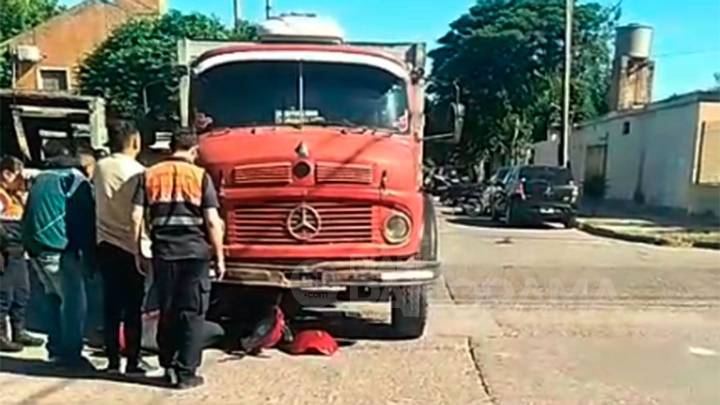 Violento choque en el barrio Primera Junta: una moto quedó debajo de un camión