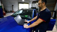 El coche eléctrico genera dudas en los mecánicos de Zaragoza: "Vamos a perder nuestra esencia"