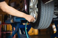 "Puede causar problemas". El motivo por el cual nunca hay que cambiar una sola rueda del auto