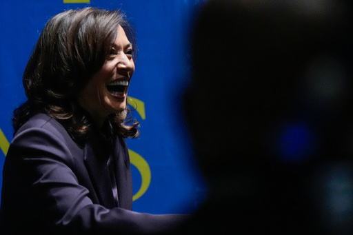"Demócratas defienden a los trabajadores" ante cierre de gobierno, dice Harris en entrevista con AP