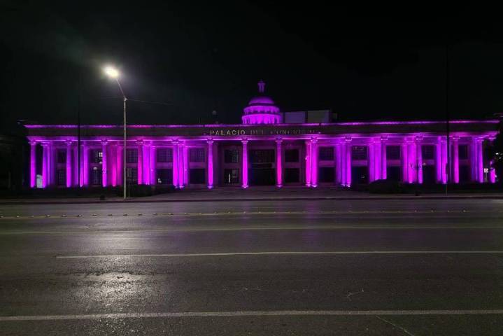 Coahuila: edificios se iluminan de rosa para concientizar sobre el cáncer de mama