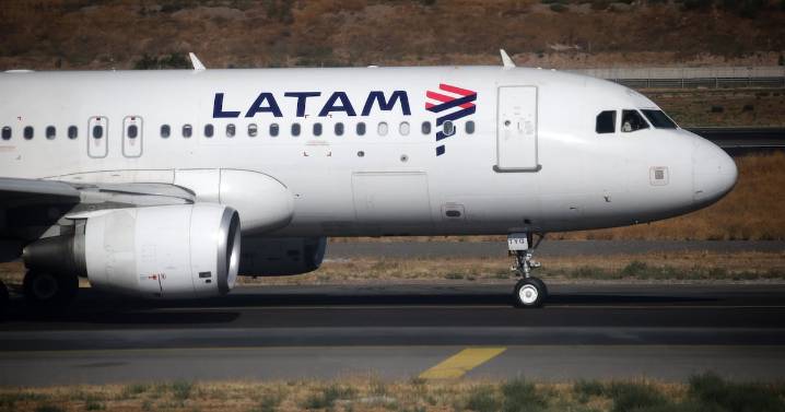 Aviso de bomba en aeropuerto de Santiago obliga a evacuar pasajeros de avión que iba a Puerto Montt