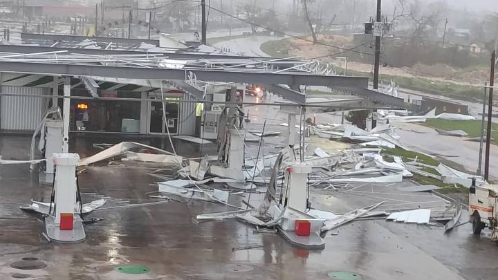 Olas gigantes, casas volando, calles inundadas... Las devastadoras imágenes de Jamaica tras el paso del huracán Melissa